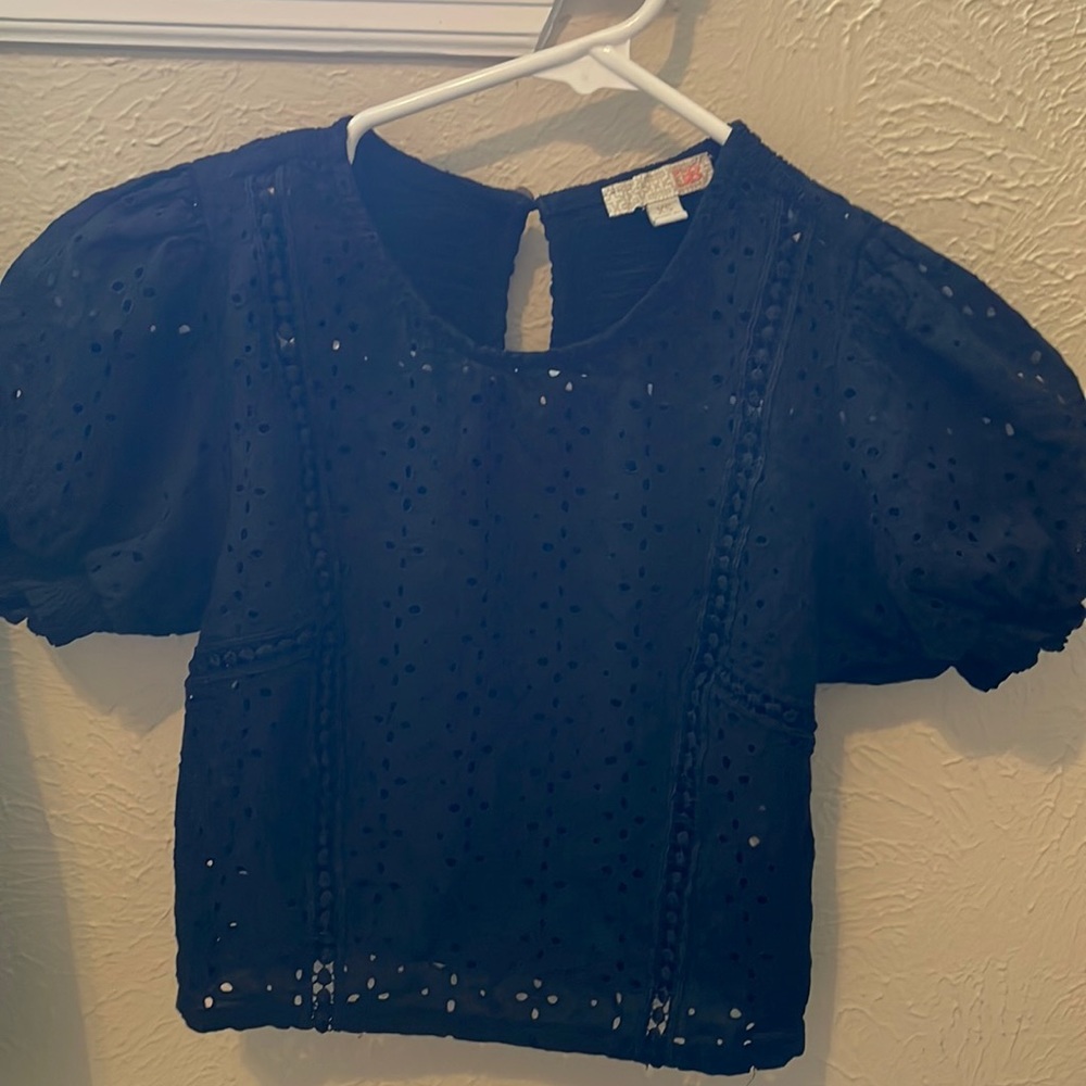 Black Cropped Tee size Xs 10$